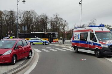 Wypadek przy Pałacu Branickich. 93-letni kierowca potrącił kobietę 