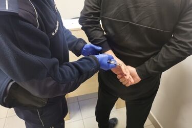 Złodziej czekolad wdał się w szarpaninę z ekspedientką 