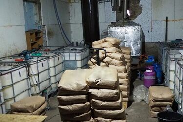 Ogromna bimbrownia zlikwidowana! Skonfiskowano tysiące litrów alkoholu [WIDEO]