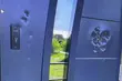 Groził bliskim siekierą. Uszkodził drzwi i dwa samochody 
