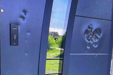Groził bliskim siekierą. Uszkodził drzwi i dwa samochody 