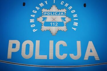 Kopał w zaparkowany samochód i po nim skakał. Był kompletnie pijany