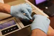 Recydywista próbował ukraść samochód. Wpadł wraz z poszukiwanym przez sąd kolegą