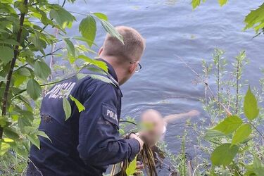 Biegał nago po ulicach miasta. Później wskoczył do kanału 