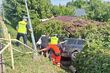 Dwa wypadki na jednej ulicy. Kierowca wjechał w ogródek działkowy