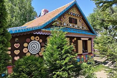 Na Podlasiu jest chata Baba Jagi! Piernikowy domek wygląda jak wyjęty prosto z baśni
