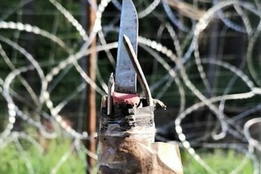 Atak cudzoziemców na granicy. Polski żołnierz otrzymał cios nożem i walczy o życie