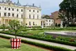 Kolorowe donice powróciły do Ogrodu Branickich. Będą  cieszyć oczy białostoczan