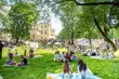Na piknik według Bridgertonów przybyły tłumy. Co przygotował Netflix? [ZDJĘCIA]
