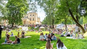 Na piknik według Bridgertonów przybyły tłumy. Co przygotował Netflix? [ZDJĘCIA]