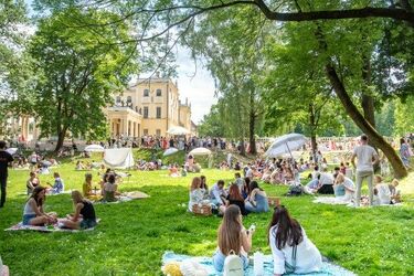 Na piknik według Bridgertonów przybyły tłumy. Co przygotował Netflix? [ZDJĘCIA]