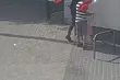 Ukradli flagi. Po upublicznieniu nagrania sami zgłosili się na policję