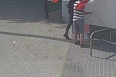 Ukradli flagi. Po upublicznieniu nagrania sami zgłosili się na policję