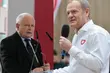 Politycy komentują wyniki wyborów. Jarosław Kaczyński zadumany, Donald Tusk wzruszony 