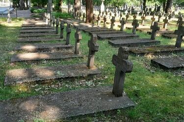 Białostoczanie posprzątali największą wojskową nekropolię w mieście