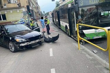 Auto zderzyło się z autobusem. 5 osób rannych