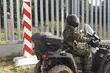Kilkudziesięciu migrantów rzucało konarami i kamieniami. Służby odparły atak