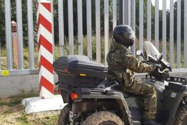 Kilkudziesięciu migrantów rzucało konarami i kamieniami. Służby odparły atak