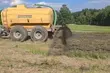 Rolnicy wspierają Straż Graniczną. Rozlewają gnojowicę w pasie przygranicznym