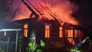 Pożar na osiedlu Starosielce w Białymstoku. Spłonął drewniany dom [ZDJĘCIA]