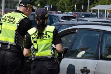 Straż Miejska w Białymstoku ostrzega przed tym zachowaniem. Może doprowadzić do tragedii