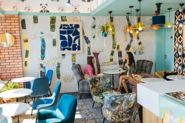 W białostockiej kawiarni odkryto tajemniczą mozaikę. Czyje dzieło zdobi ścianę lokalu?