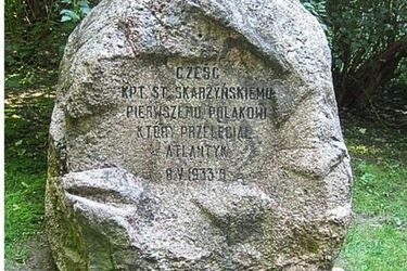 Przeleciał Atlantyk w garniturze. Władze Białegostoku planują odnowić jego pomnik 