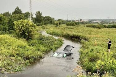 Groźny wypadek na Produkcyjnej. Samochód wjechał do rzeki 