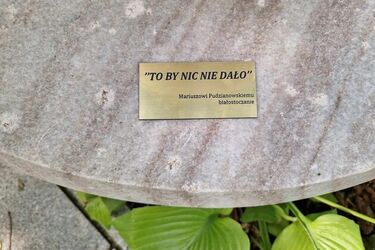 Nowa tabliczka na skwerze im. Adamowicza. To nieoficjalny hołd dla Pudziana