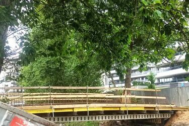 Ruszyła budowa kładki w centrum miasta. Połączy dwa brzegi rzeki Białej