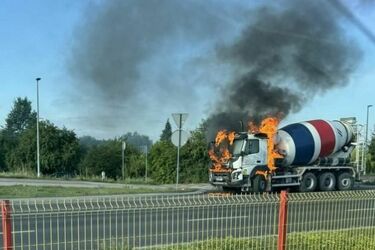 Pożar betoniarki na obwodnicy w Białymstoku. W akcji uczestniczyły dwa zastępy straży