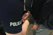 Kradł prąd przez dziurę w ścianie. Policjantom tłumaczył, że musiał sobie jakoś radzić