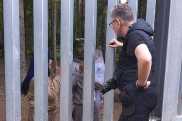 Chore, wycieńczone i często bez opieki. Na granicy są też małe dzieci [WYWIAD]