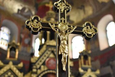 Opluł krzyż i rzucał mszałem. 41-latek stanie przed sądem