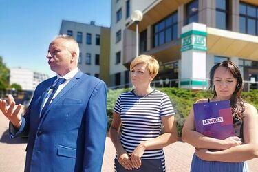 Lewica spełniła swój postulat. Renta wdowia wchodzi w życie. Kto otrzyma pieniądze? 