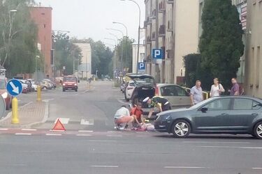 Wypadek na ulicy Sienkiewicza. Kobieta jadąca hulajnogą uderzyła w samochód