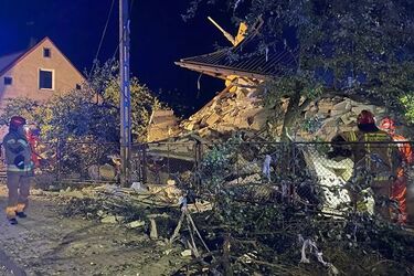 Wybuch w Augustowie. Strażacy wydobyli spod gruzów 76-latka