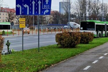 Biegacze w centrum miasta, więc 28 autobusów BKM pojedzie inaczej [OBJAZDY]