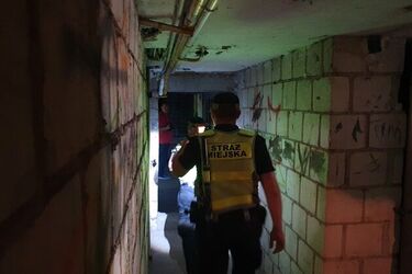 Strażnicy miejscy kontrolują piwnice. Chcą uniknąć tragedii