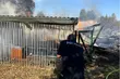 To policjant zauważył pożar we wsi Budy. Ewakuował sześć osób i wyniósł butle z gazem