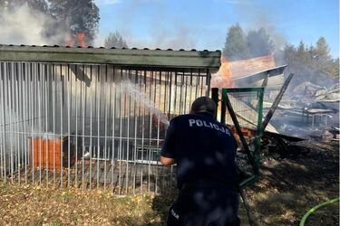 To policjant zauważył pożar we wsi Budy. Ewakuował sześć osób i wyniósł butle z gazem
