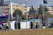Poranne dachowanie na skrzyżowaniu al. Jana Pawła II i ul. Sikorskiego. Nikt nie ucierpiał