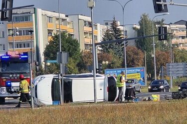 Poranne dachowanie na skrzyżowaniu al. Jana Pawła II i ul. Sikorskiego. Nikt nie ucierpiał