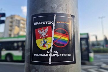 Marsz Równości wciąż wzbudza kontrowersje. Homofobiczne naklejki pojawiły się w centrum
