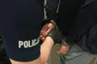 Szmatą z piachem mył zaparkowane auta. Ze swoich usług wytłumaczy się przed sądem