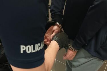 Szmatą z piachem mył zaparkowane auta. Ze swoich usług wytłumaczy się przed sądem