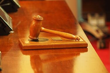 Z pałką teleskopową próbowali dokonać rozboju. Zakończono proces