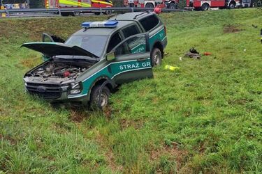 Wypadek na trasie Białystok - Michałowo. Pojazd Straży Granicznej wypadł z drogi