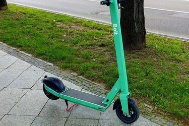 Potrącono 36-latka poruszającego się hulajnogą. Mężczyzna trafił do szpitala 