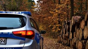 Policja szukała zagubionej kobiety w lesie. Znaleźli ją... pod domem